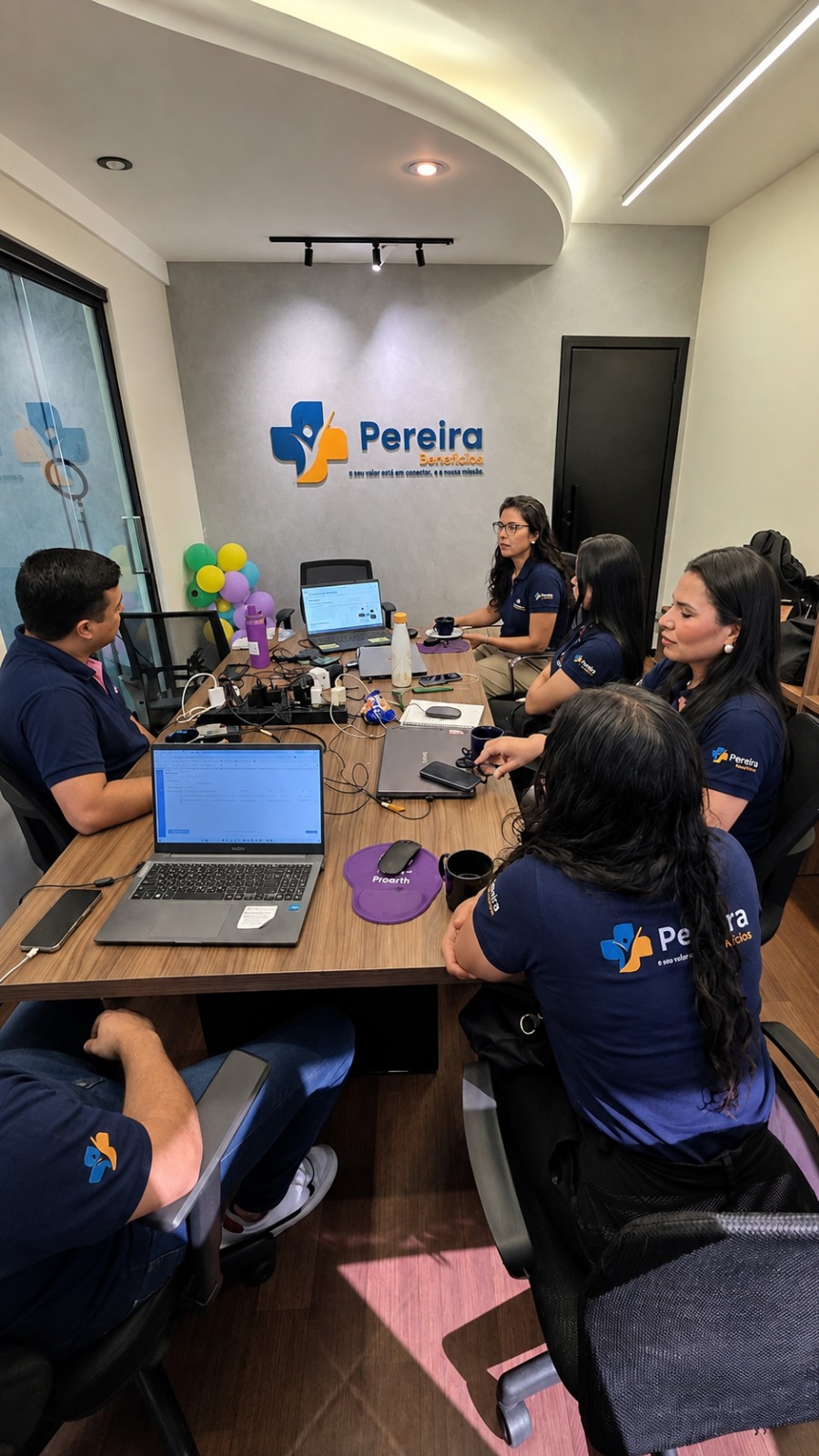 Equipe Pereira Benefícios em reunião colaborativa no escritório
